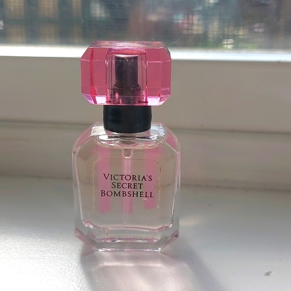 NEW BOTTLE VS BOMBSHELL PERFUME TRAVEL SIZE NOT MADE ANYMORE 7.5ML .25FL… - Picture 2 of 5